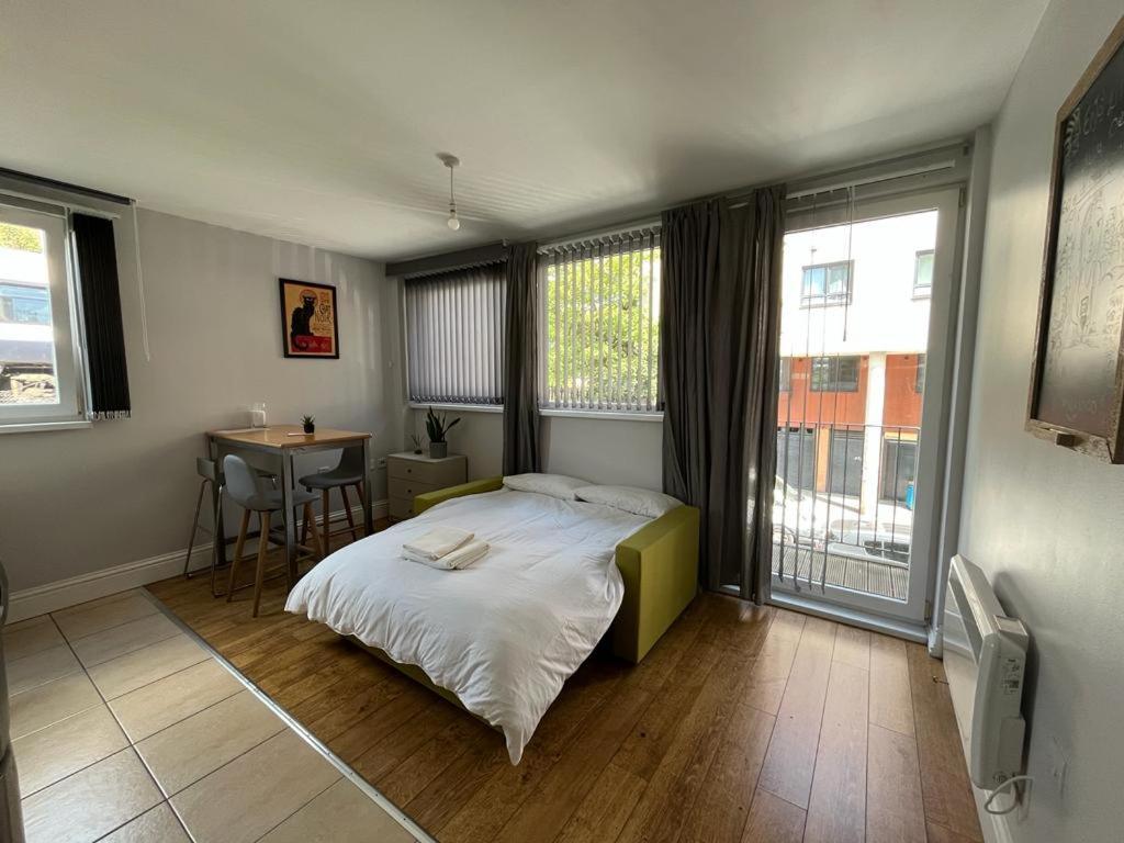 London Modern Flat Near Transports Apartment Exterior photo