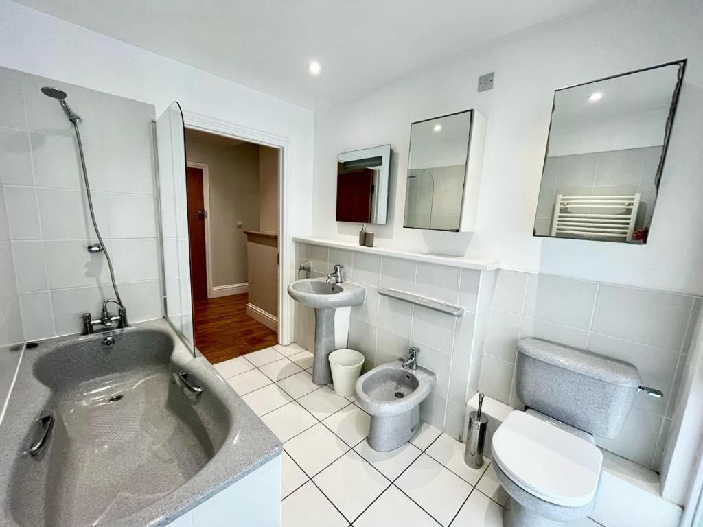 London Modern Flat Near Transports Apartment Exterior photo